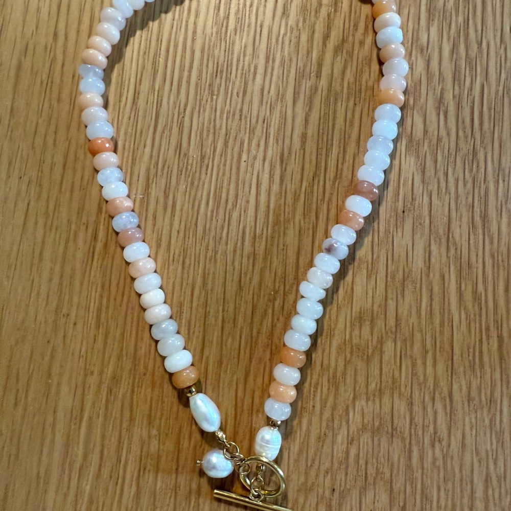 Chic Beaded Necklace in Cream and Gold